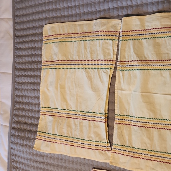 Yellow cotton vintage place mats and one napkin. - Picture 2 of 10